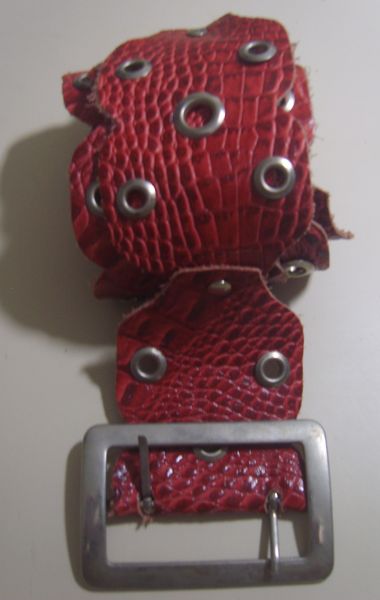 CINTO DE COURO COM ILHÓS CROCO VERMELHO